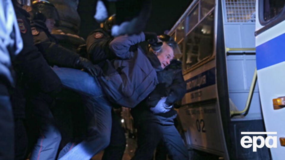 Полицейские заломили активисту руки за спину и отвели в автозак, не объяснив причины задержания
