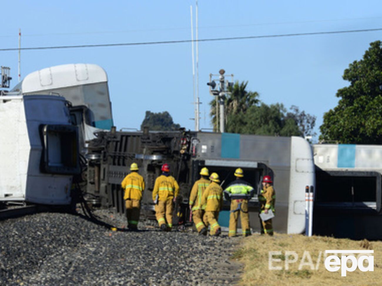 В Калифорнии поезд столкнулся с грузовиком. Фоторепортаж