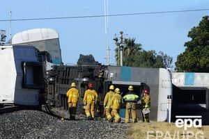 В Калифорнии поезд столкнулся с грузовиком. Фоторепортаж