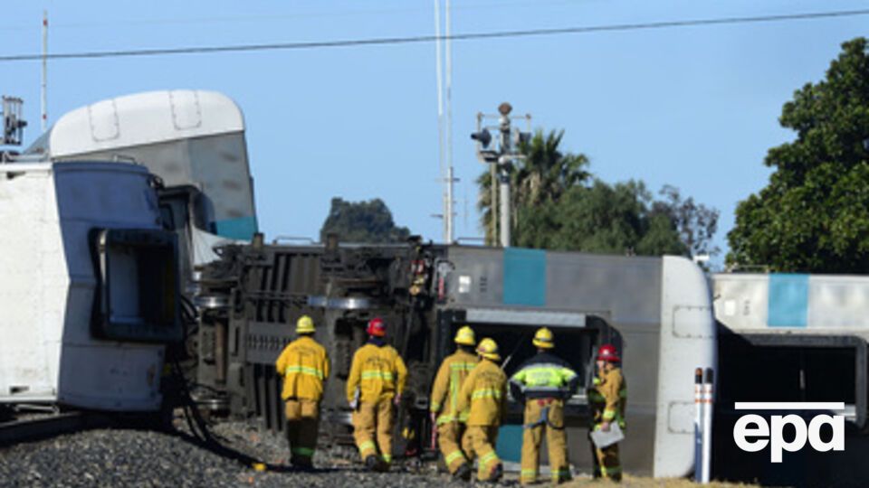 В Калифорнии поезд столкнулся с грузовиком. Фоторепортаж