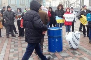 Участники акции заявили, что будут стоять под стенами Нацбанка до тех пор, пока власть не услышит их