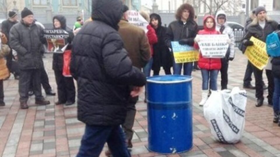 Участники акции заявили, что будут стоять под стенами Нацбанка до тех пор, пока власть не услышит их