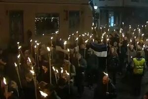 Пропагандистский телеканал LifeNews вел прямое включение с шествия. Репортажи также снимали "Первый канал", телеканал "Россия" и "Пятый канал"