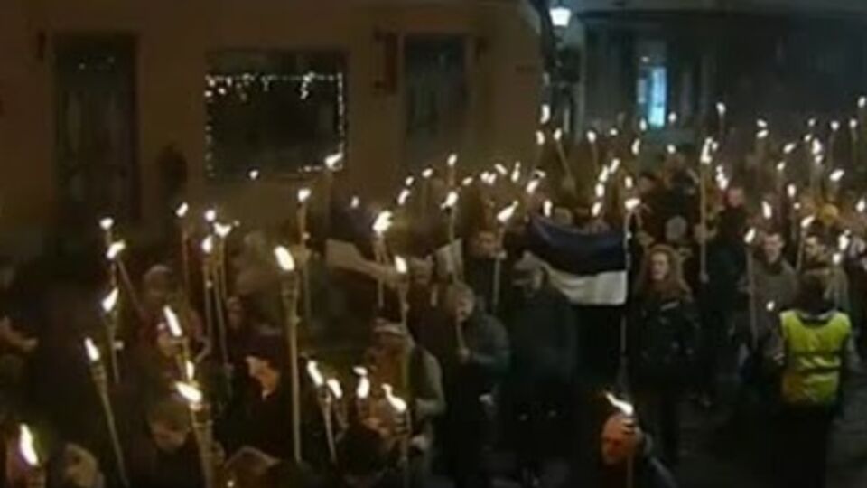 Пропагандистский телеканал LifeNews вел прямое включение с шествия. Репортажи также снимали "Первый канал", телеканал "Россия" и "Пятый канал"