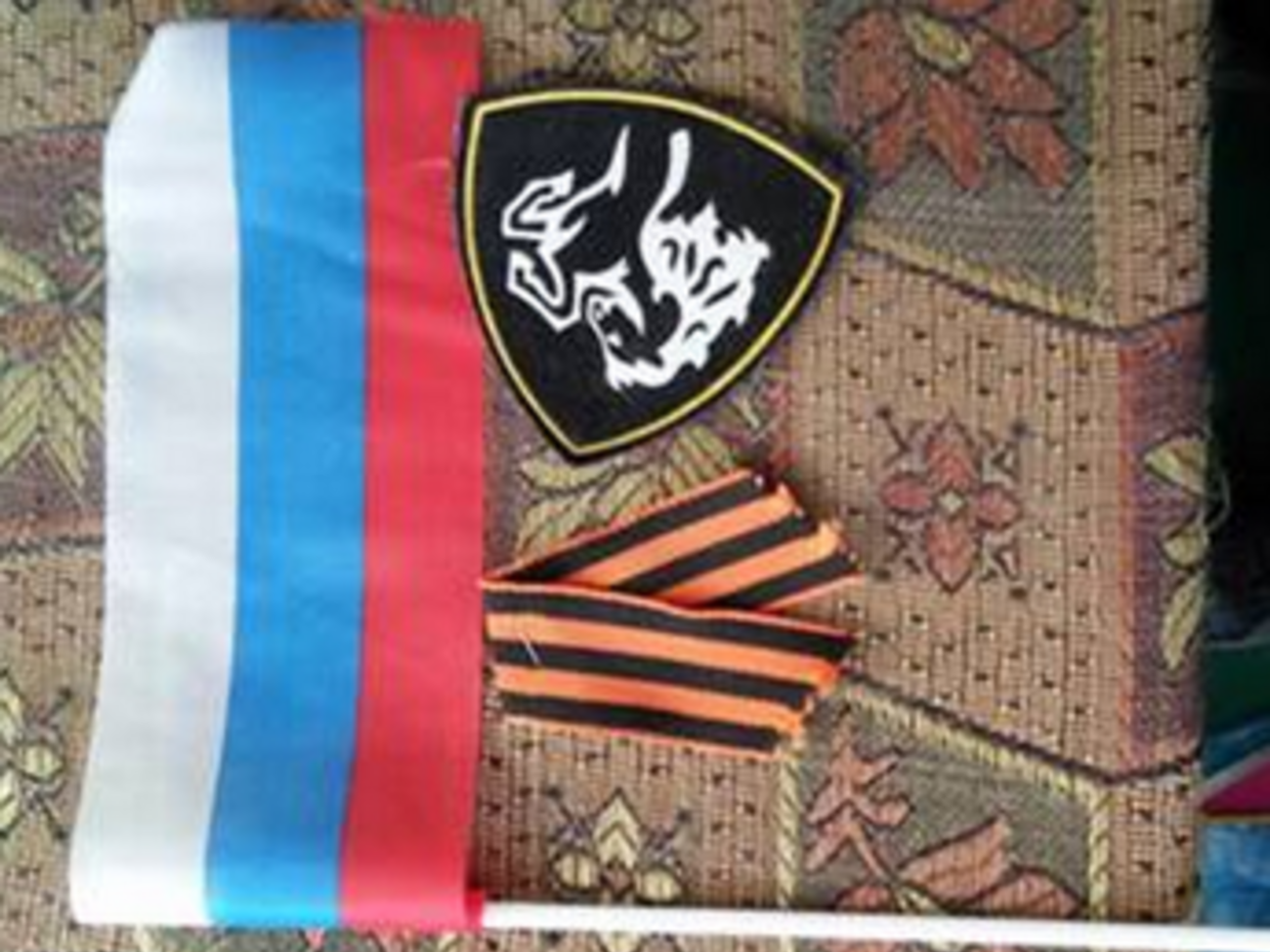 Помимо взырвчатки и оружия у преступников обнаружили российскую символику