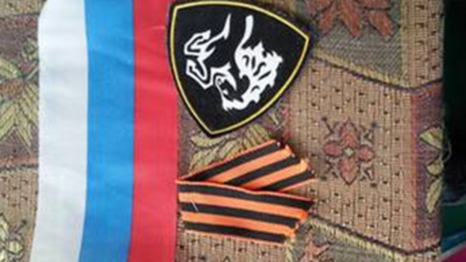 Помимо взырвчатки и оружия у преступников обнаружили российскую символику