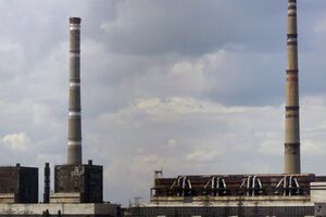 Углегорская ТЭС находится в городе Светлодарске Донецкой области, находящимся между Горловкой и Дебальцево