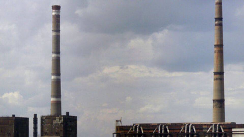 Углегорская ТЭС находится в городе Светлодарске Донецкой области, находящимся между Горловкой и Дебальцево