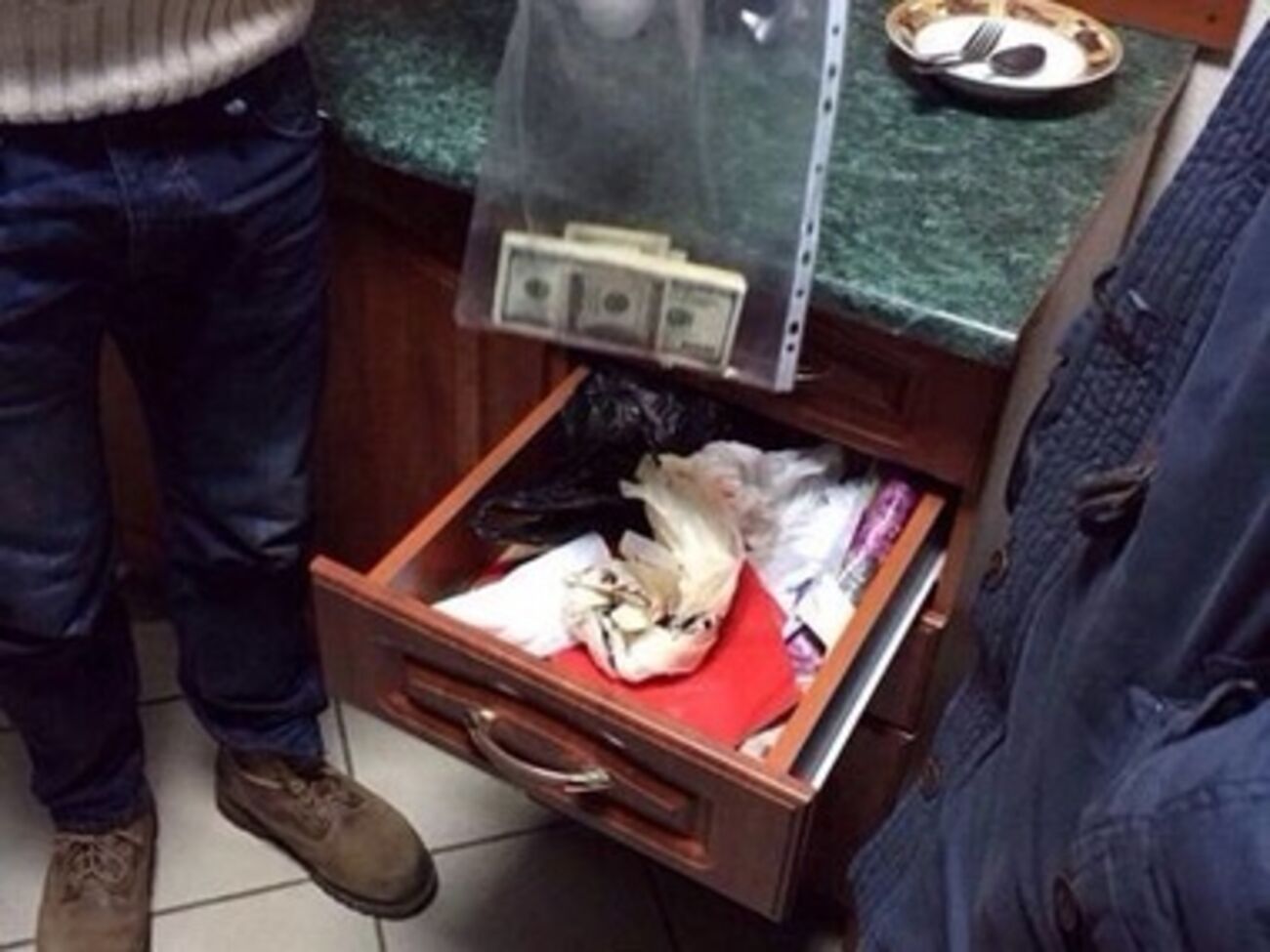 СБУ: Во время обыска было изъято более 90 тыс. гривен и $6000, полученные в качестве взятки от других предпринимателей