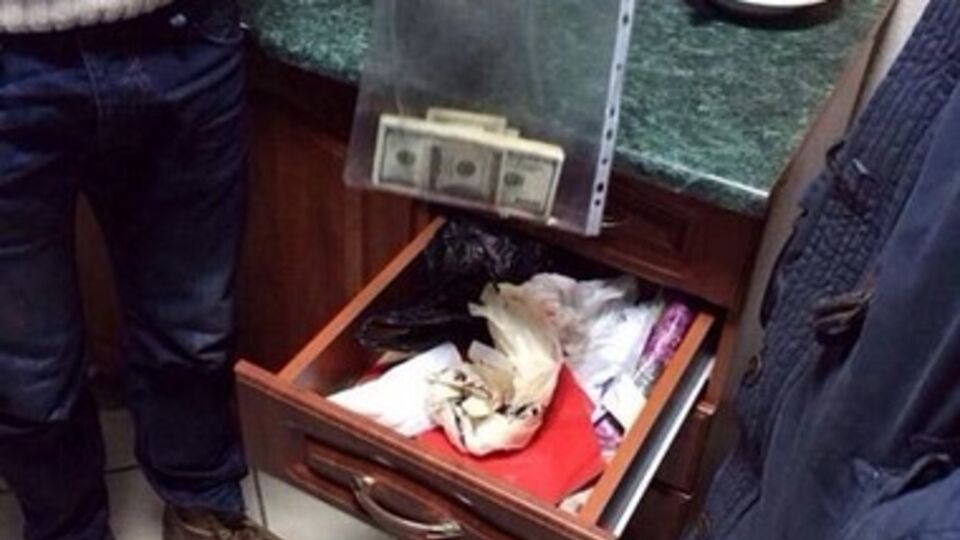 СБУ: Во время обыска было изъято более 90 тыс. гривен и $6000, полученные в качестве взятки от других предпринимателей