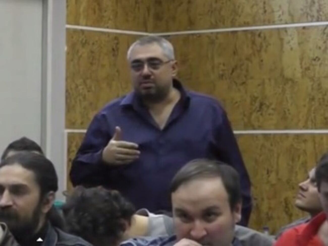 Михаил Комиссарук считает, что ситуацию на валютном рынке можно стабилизировать за один день