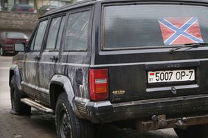 Издание "Наша ніва" назвало пробитые колеса "мягкой реакцией" на флаг боевиков