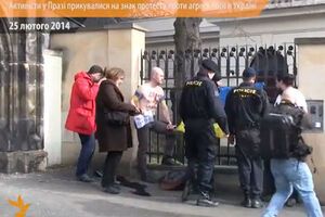 В Праге активисты приковали себя к забору возле посольства России. Видео