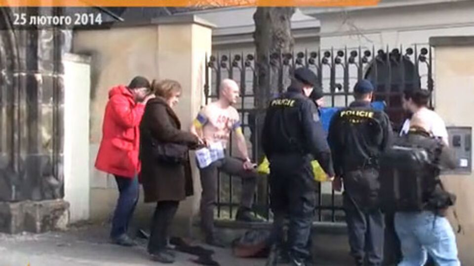 В Праге активисты приковали себя к забору возле посольства России. Видео