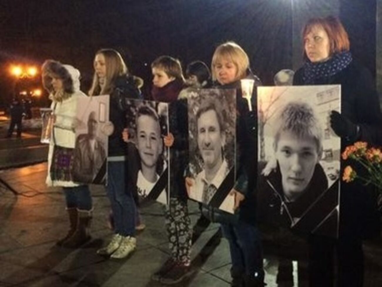 В результате теракта погибли четыре человека: один милиционер и трое активистов