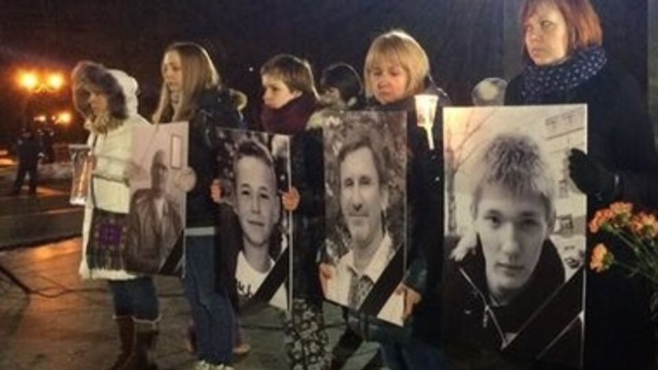 В результате теракта погибли четыре человека: один милиционер и трое активистов