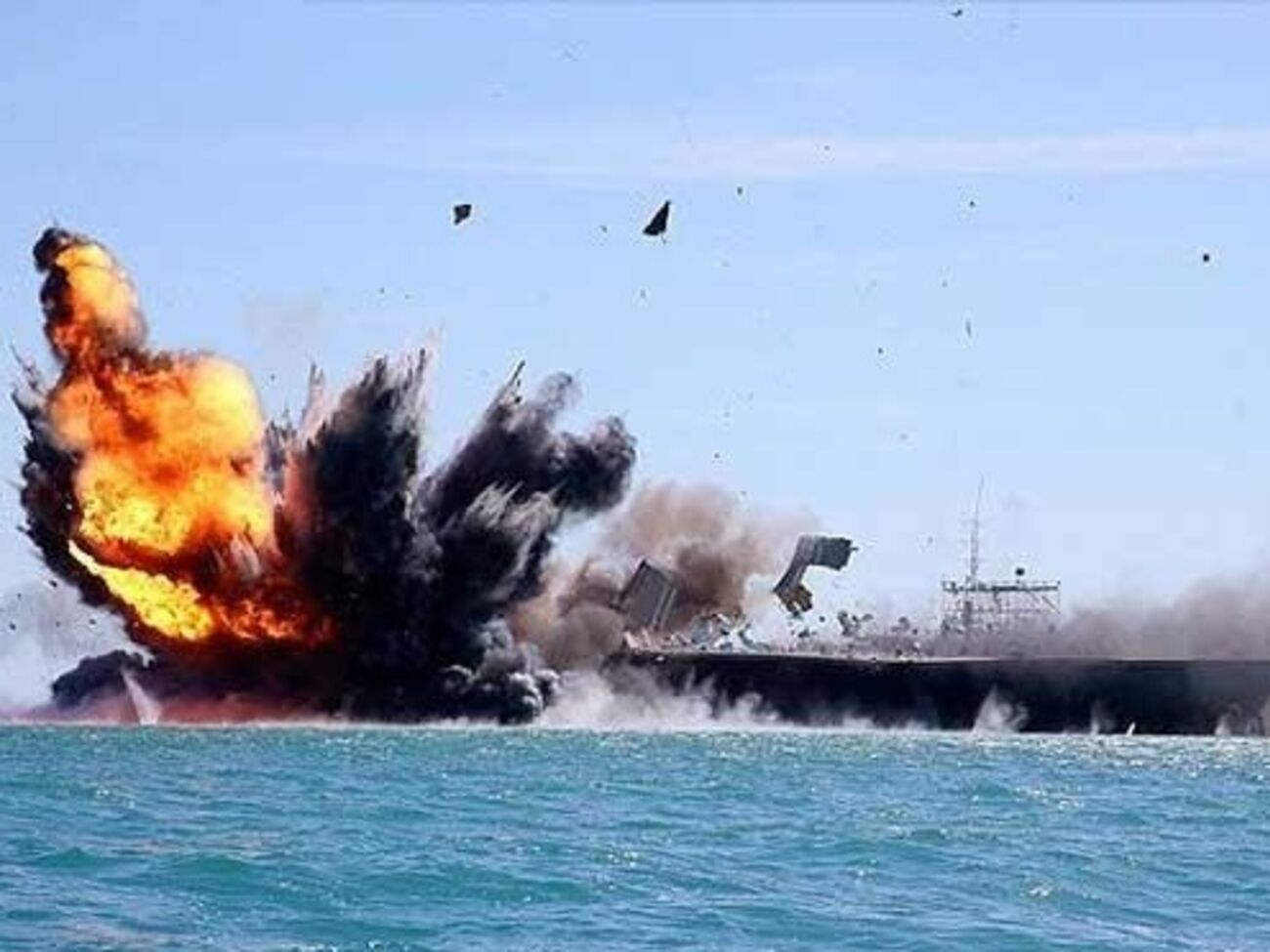 Иранские военные атакуют модель американского авианосца