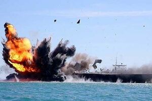 Иранские военные атакуют модель американского авианосца