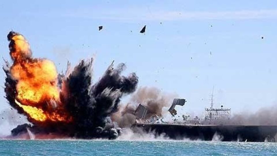 Иранские военные атакуют модель американского авианосца