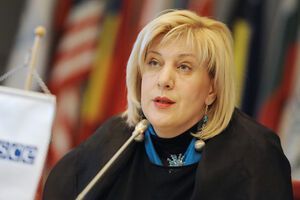 Миятович обеспокоена отменой аккредитации для российских СМИ