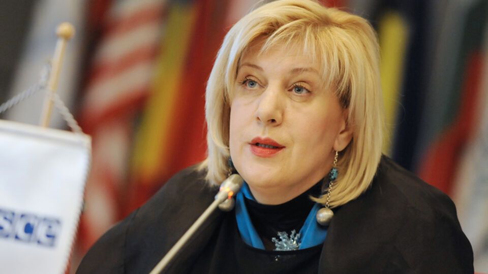 Миятович обеспокоена отменой аккредитации для российских СМИ