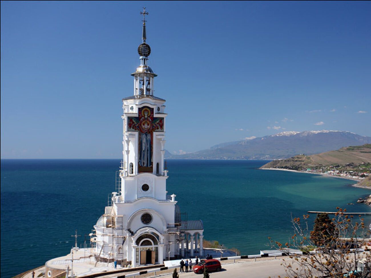 Кроме перерегистрации, у религиозных общин появились проблемы с финансированием, распространением своих материалов, со связью и взаимоотношениями с представительствами за пределами Крыма