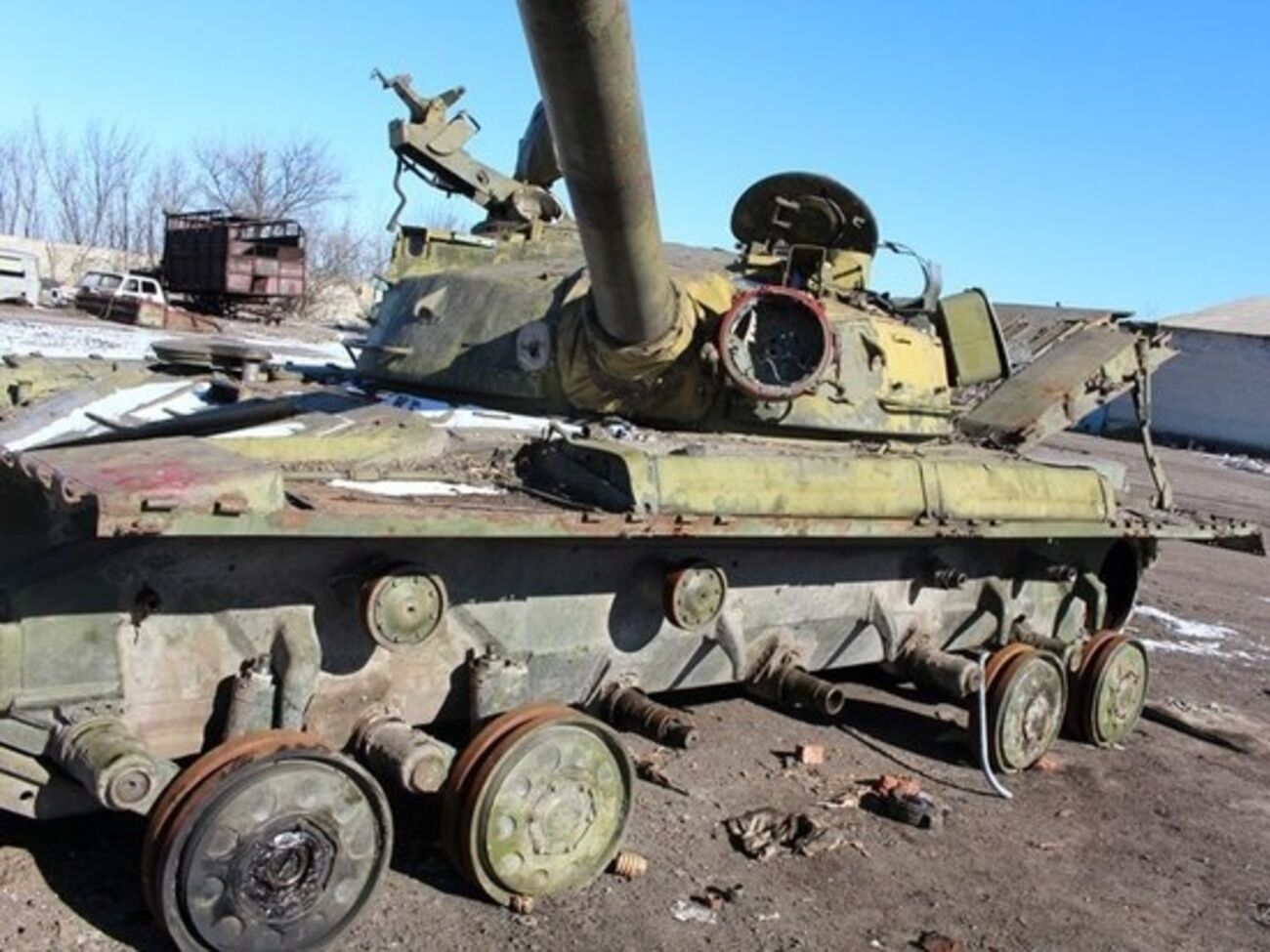 Украинские военные разобрали захваченный российский танк на запчасти. Видео