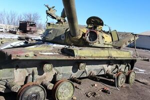 Украинские военные разобрали захваченный российский танк на запчасти. Видео
