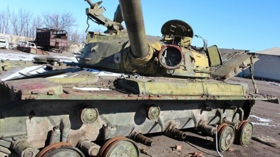 Украинские военные разобрали захваченный российский танк на запчасти. Видео