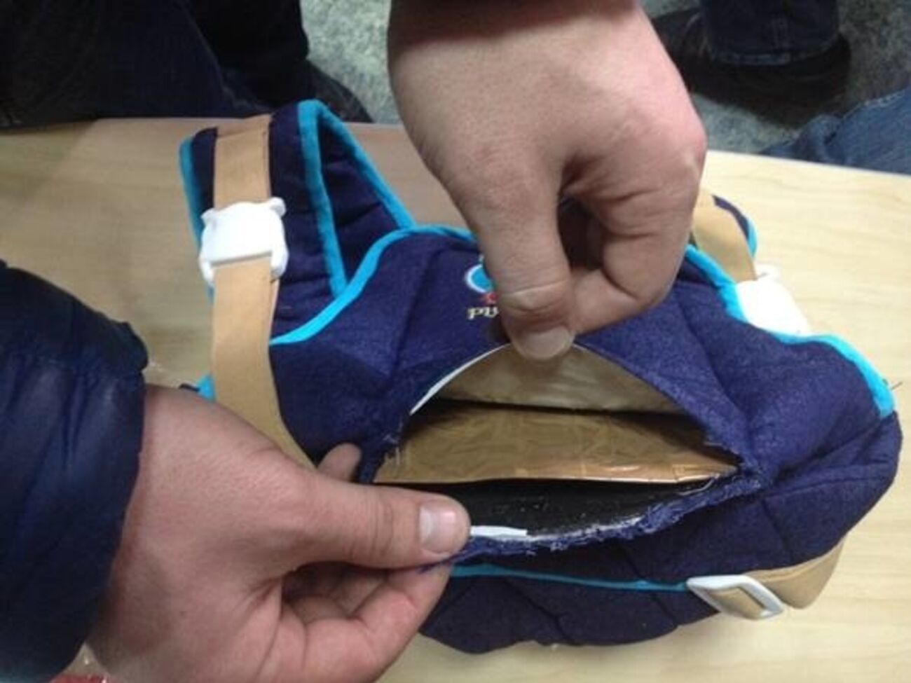 Преступники спрятали героин в детских вещах