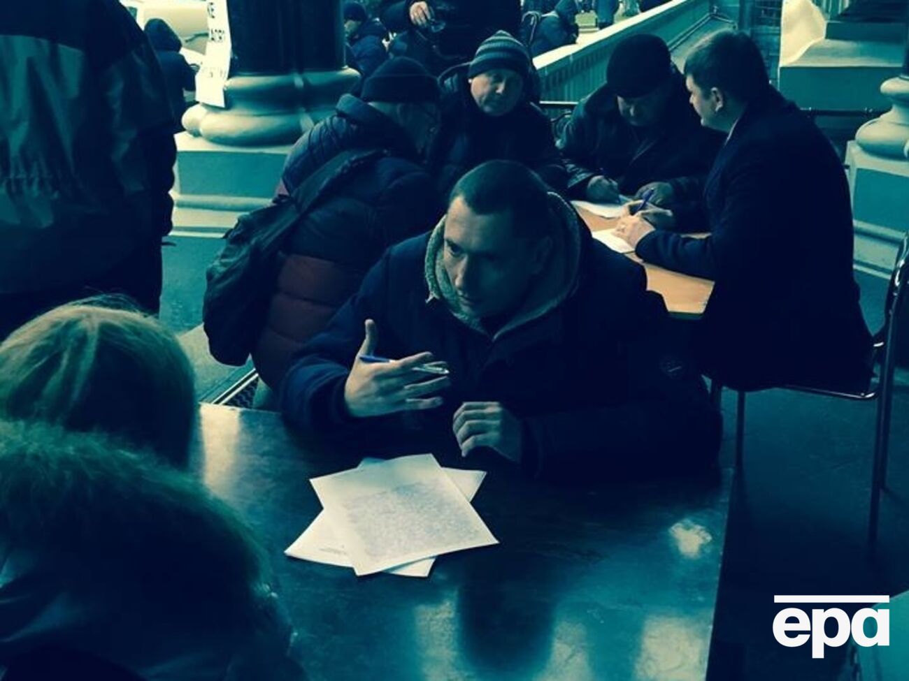 Милиция принимает жалобы от пострадавших на месте происшествия у НБУ