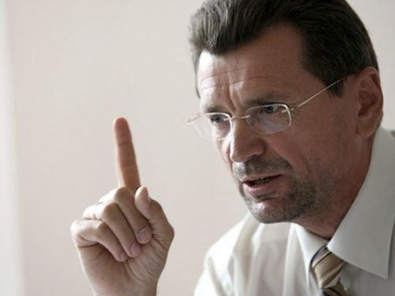 Правительство должно дать людям работу, считает Сугоняко