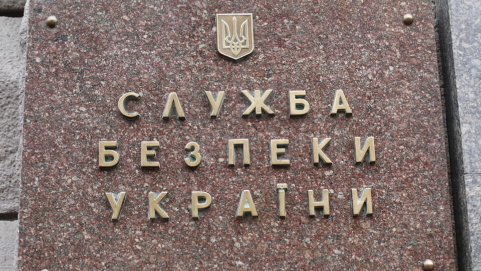 Во время обыска у террориста был изъят пистолет, патроны к нему, удостоверения и личный жетон бандформирования "Восток"