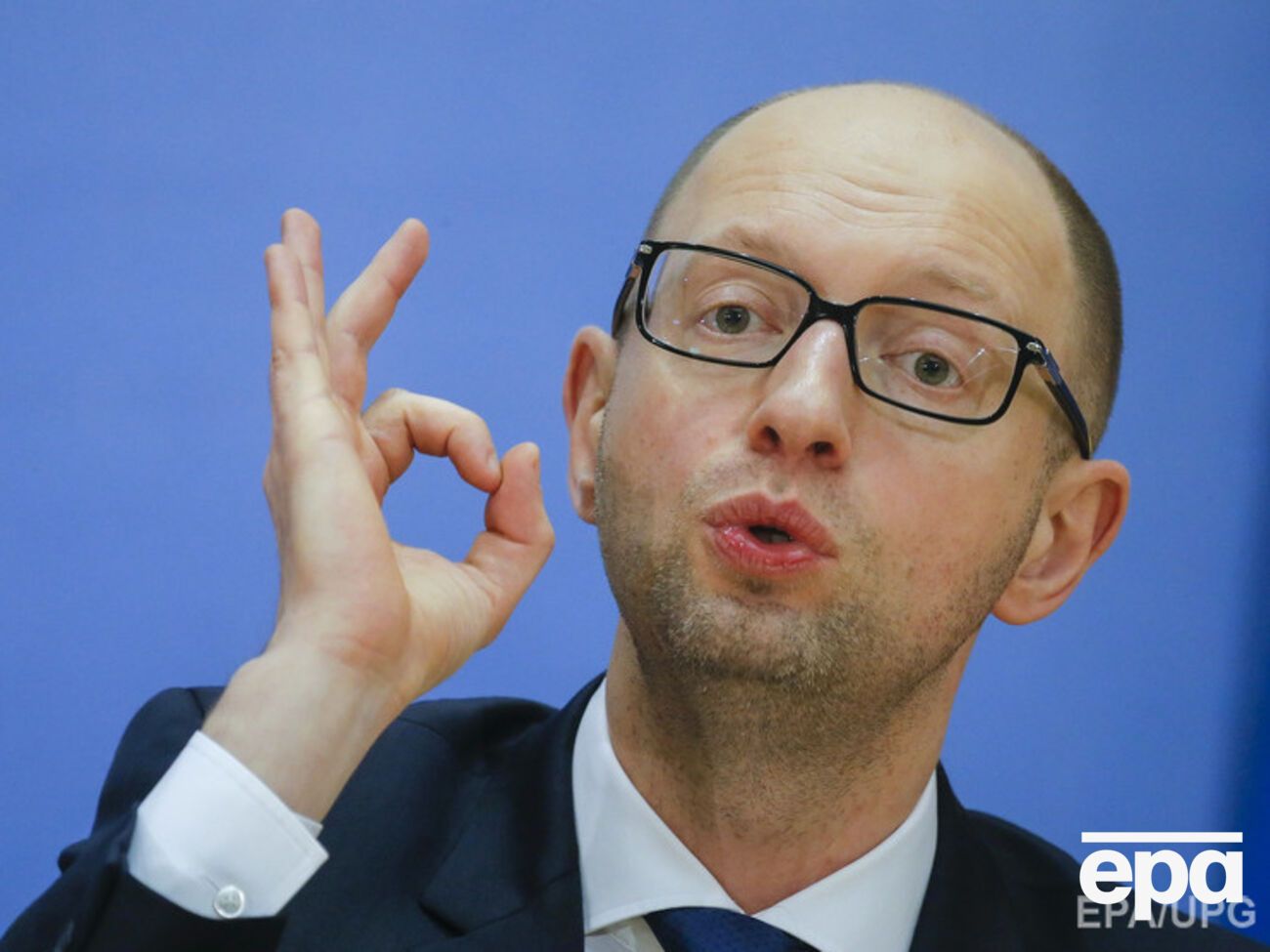 Яценюк считает курс доллара в 21,7 грн "слишком оптимистичным"