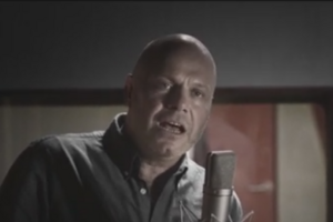 Распалившийся братской любовью народ аплодирует братской войне – "Несчастный случай" снял новый клип. Видео