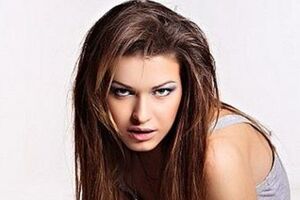 Девушка, сопровождавшая Немцова, --- украинская модель