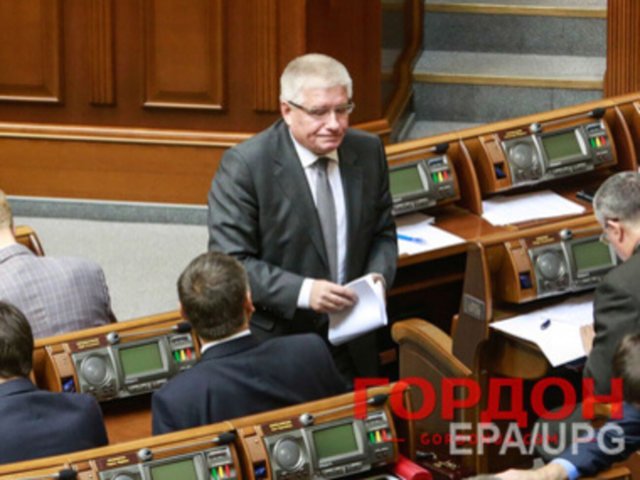 Чечетов выбросился из окна