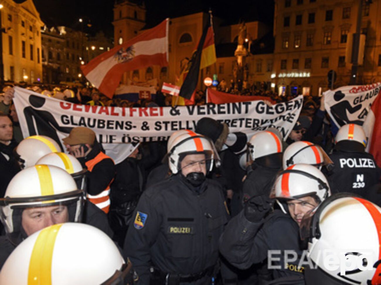 Активисты заблокировали площадь, на которой проходил митинг PEGIDA, и не позволили его участникам провести так называемую "вечернюю прогулку по городу"