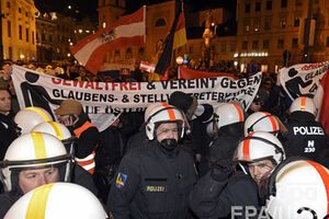 Активисты заблокировали площадь, на которой проходил митинг PEGIDA, и не позволили его участникам провести так называемую "вечернюю прогулку по городу"