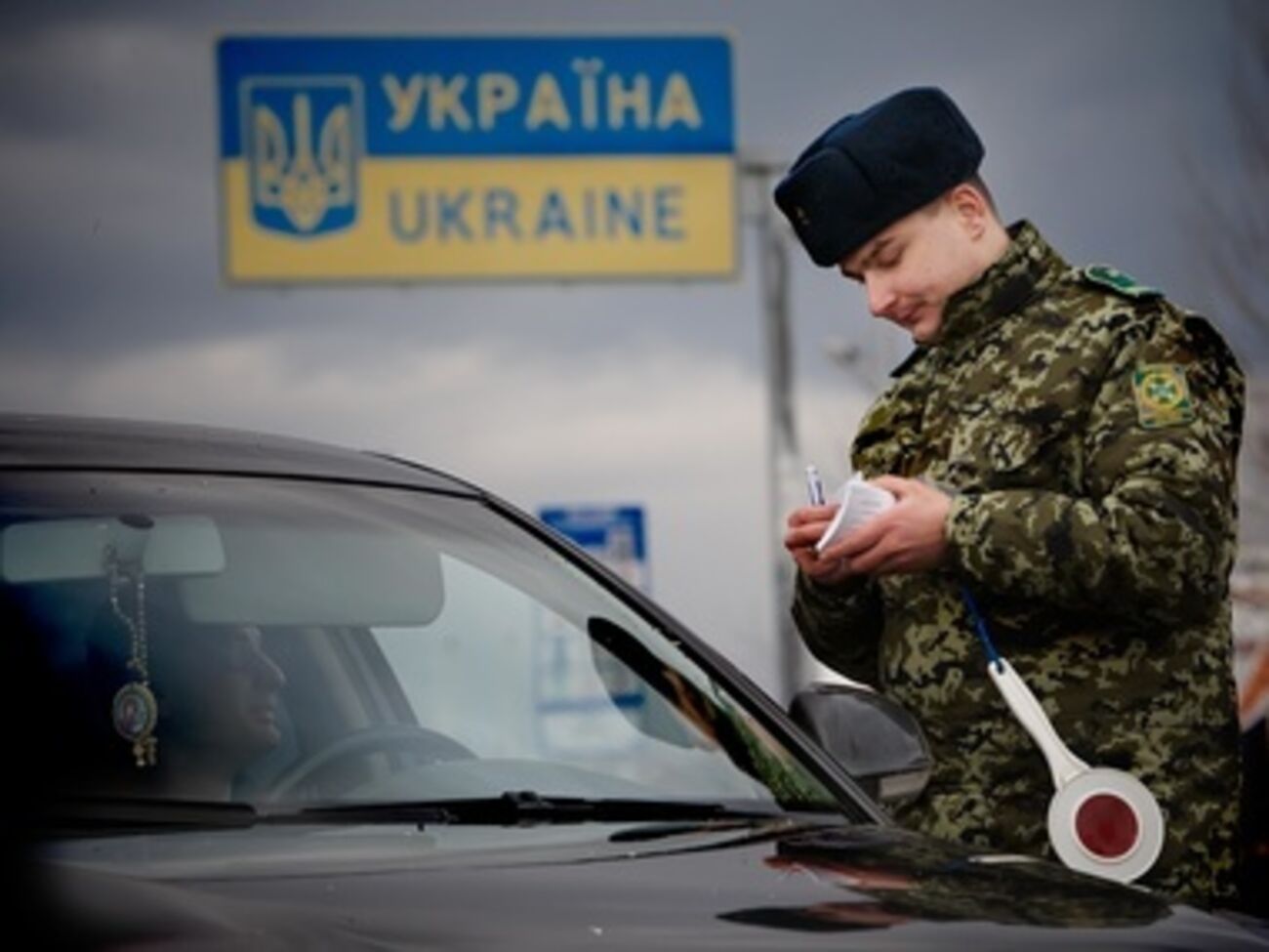 Россиянам понадобятся загранпаспорта для въезда в Украину