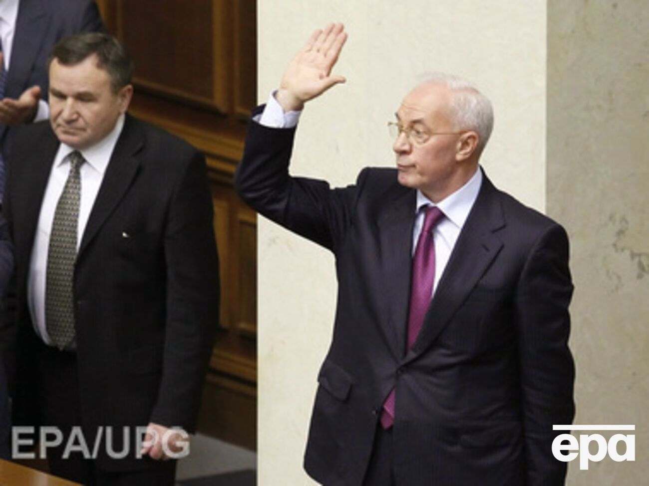 Азаров завтра презентует книгу