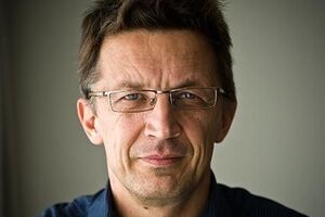 Рустем Адагамов: В России твердили: "Нужна стабильность". Вдруг потребность в стабильности отпала – нужна война. Общество массово согласилось: "Будем воевать" – и сотни молодых людей без мозгов поехали на Донбасс