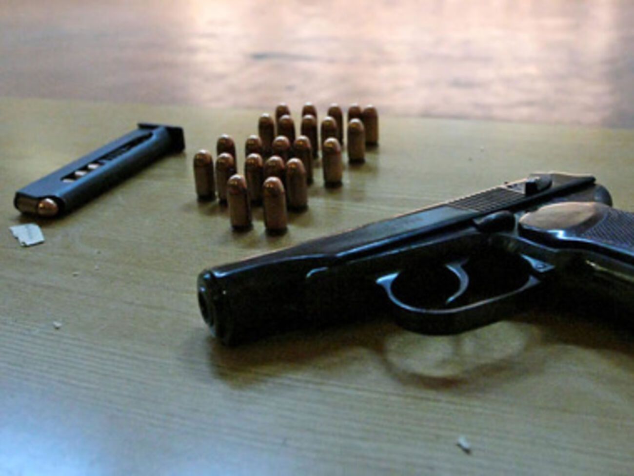 Во время проведения следственных действий шесть пистолетов, 12 магазинов с патронами изъяты и возвращены в воинскую часть