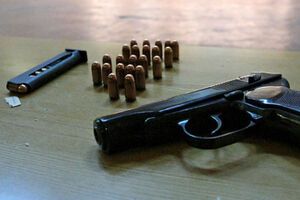 Во время проведения следственных действий шесть пистолетов, 12 магазинов с патронами изъяты и возвращены в воинскую часть