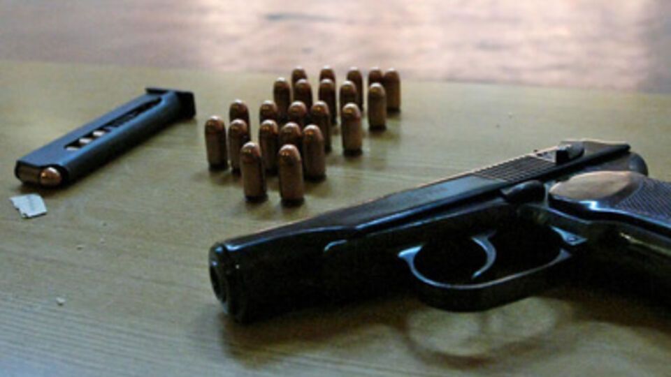 Во время проведения следственных действий шесть пистолетов, 12 магазинов с патронами изъяты и возвращены в воинскую часть