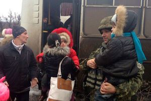 Милиция спасает жителей Дебальцево из-под завалов