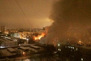 Пожар охватил одно из зданий завода "Салют"