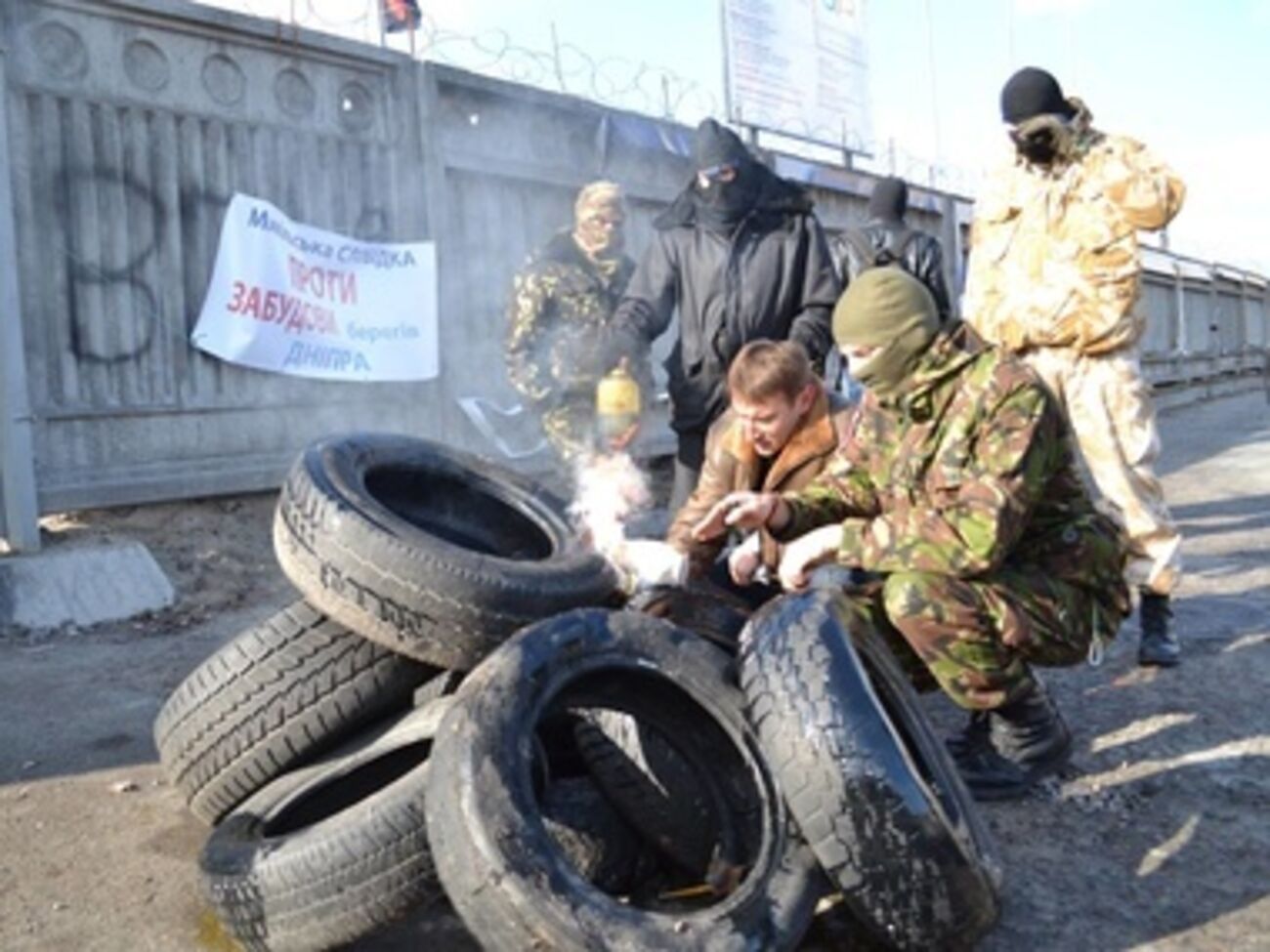 Правоохранители задержали мужчину, по словам активистов &ndash;&nbsp;одного из подчиненных&nbsp;застройщика, который напал на журналиста, а также вывели рабочих с территории строительства