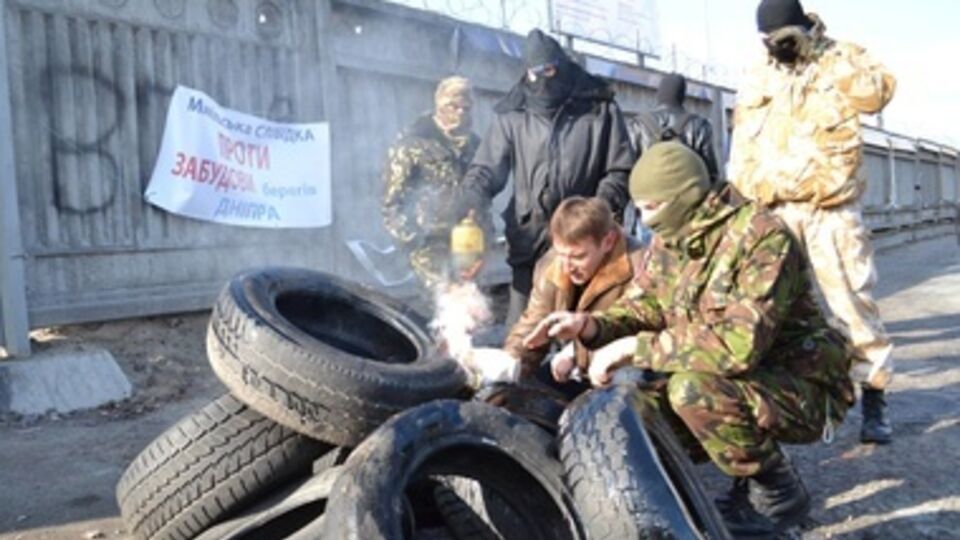 Правоохранители задержали мужчину, по словам активистов – одного из подчиненных застройщика, который напал на журналиста, а также вывели рабочих с территории строительства