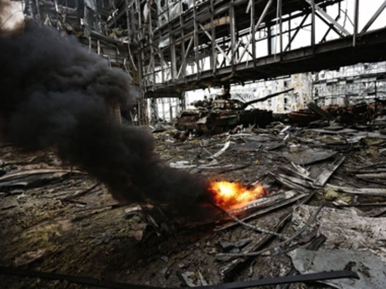 Киевские волонтеры предложили&nbsp;помочь пострадавшему бойцу и его родным, а расходы на лечение "киборга" взяла на себя владелец магазина, где работает его мать